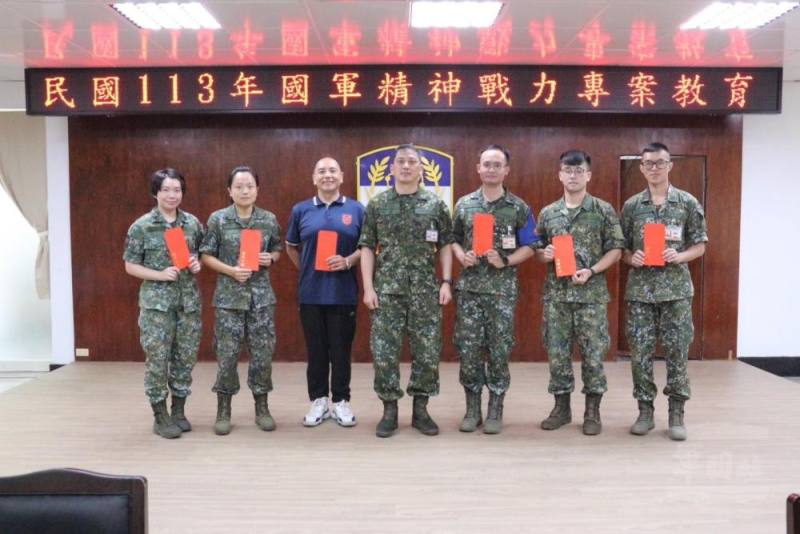 指揮官施少將與心得分享人員合影。（通訓中心提供）