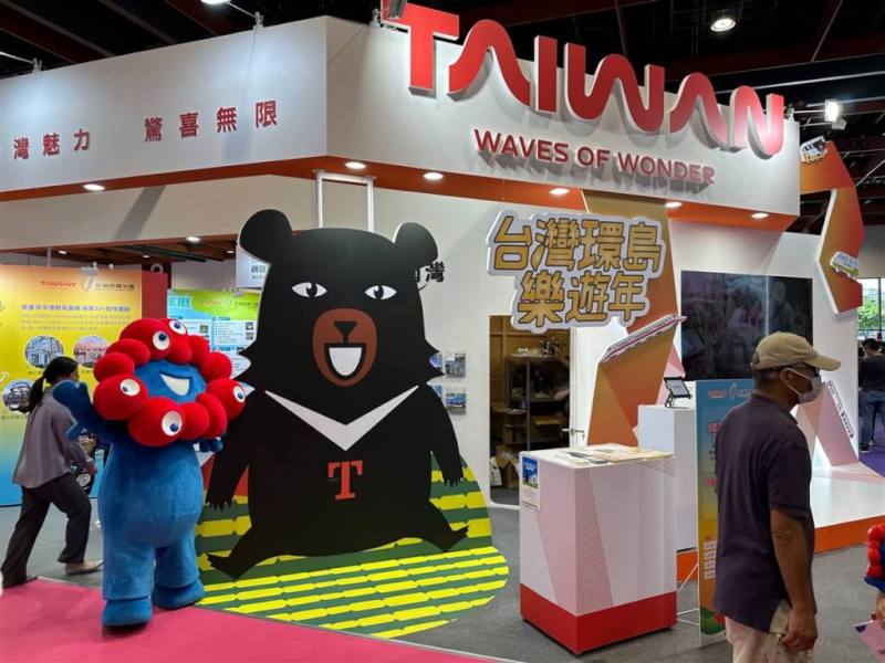 大阪關西世博的吉祥物「脈脈」（左）首度訪台，在2024台北夏季旅展會場宣傳大阪關西世博。圖為脈脈與台灣觀光署吉祥物喔熊組長立牌合照。（公益財團法人2025年日本國際博覽會協會提供）