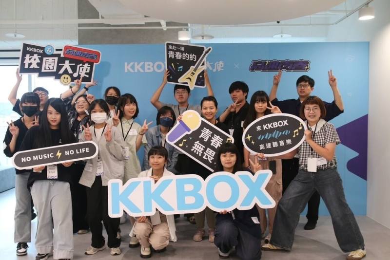 高雄市青年局音樂品牌「高速青春」職場體驗，首次帶學員走入指標性音樂串流平台KKBOX，體驗音樂產業工作環境和氛圍，還安排不同職位的模擬面試。（高雄市青年局提供）