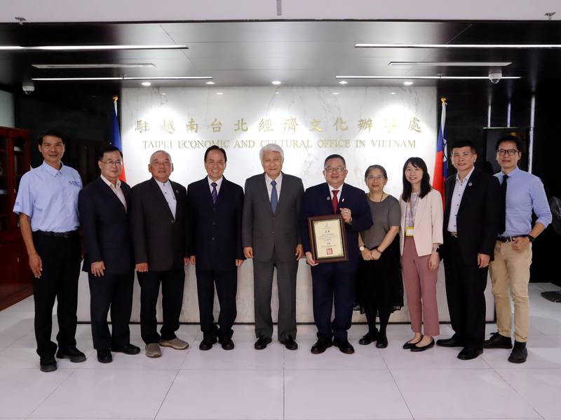 越南台商獎學基金會董事長蘇建源（左4）率領北越地區的董事及執行長洪志華（右5）前往駐越南代表處拜會。駐越南代表石瑞琦（左5）等出面接待。