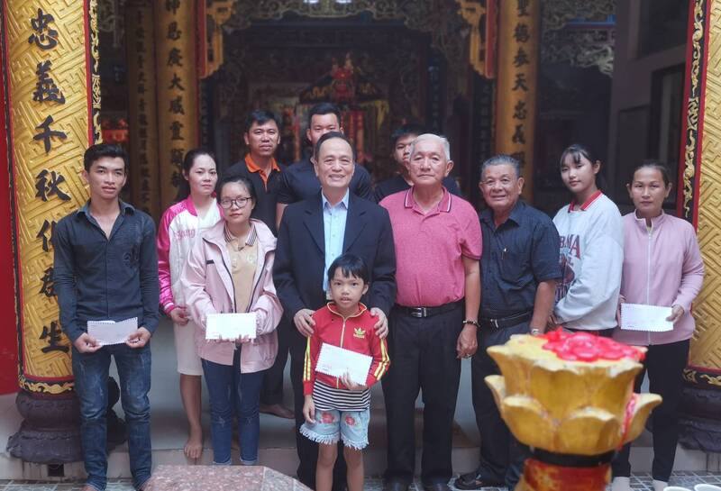 越南台商獎學基金會董事長蘇建源（右5著西裝者）將基金會獎助範圍延伸至越南富國島，除贊助當地華語學校建校，並頒發獎學金給富國島上的中華民國國軍後裔。（蘇建源提供，攝於108年11月1日）