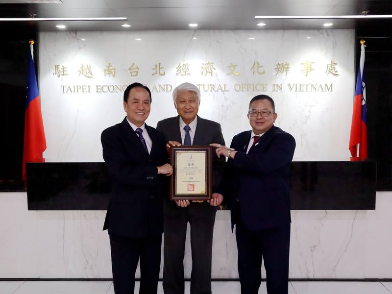 在駐越南代表石瑞琦（中）見證下，越南台商獎學基金會董事長蘇建源（左）頒發基金會執行長聘任證書給僑務委員洪志華（右）。