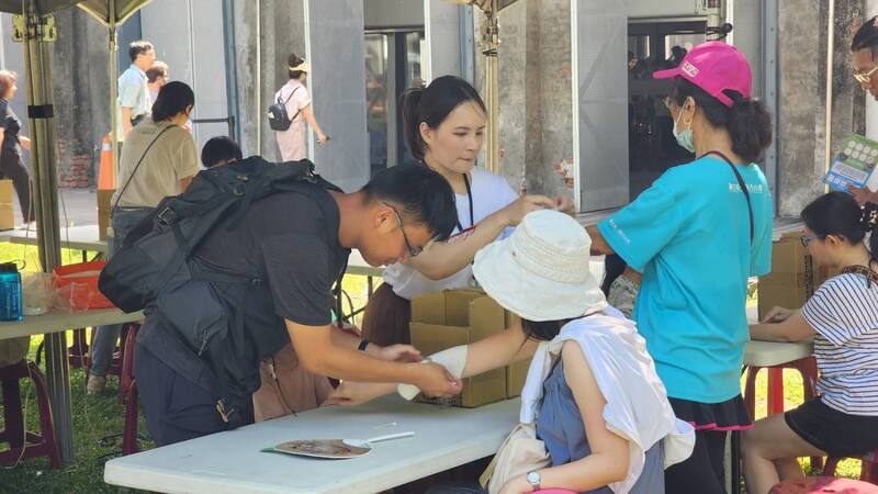 「黑熊森遊會–民防親子園遊會」13日起一連兩天在高雄駁二藝術特區展開，盼藉活動推廣民防與防災避難觀念，現場透過遊戲關卡教導急救包紮等實用知識，寓教於樂。