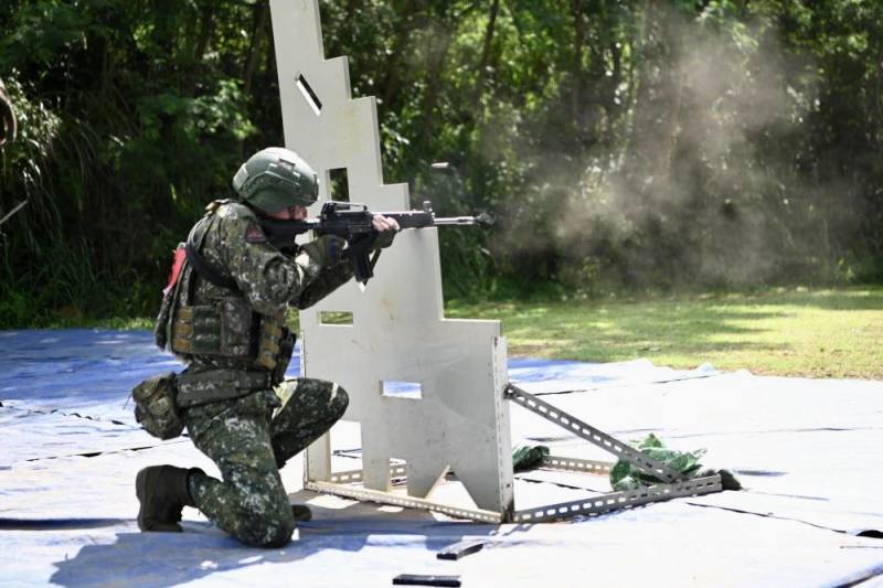 官兵實施快速反應射擊。（陸軍裝甲586旅提供）