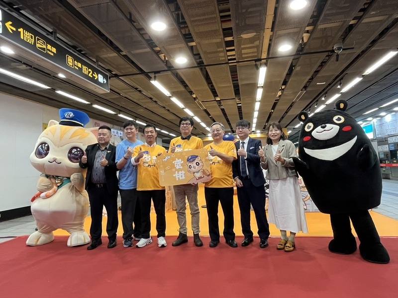 高雄捷運公司在紅線R16左營站打造「蜜柑站長專賣店」13日開張，高雄市長陳其邁（中）、高捷董事長楊岳崑（右3）等人出席，人氣吉祥物「蜜柑站長」與高市府吉祥物「高雄熊」也到場。