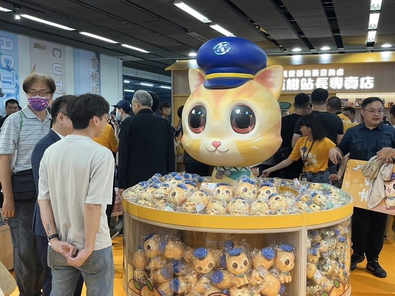 高雄捷運「蜜柑站長專賣店」13日開張，店舖位於R16左營站B1，近車站服務台及2號出口，店內有多元文創商品，吸引不少民眾駐足。