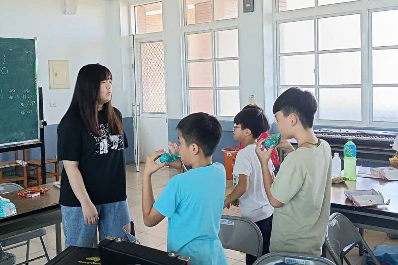 台南市將軍區將軍國小成立陶笛隊推廣音樂教育，邀請專業樂團師資指導，年僅18歲的助教黃瑀葳貼近孩子的想法，適時提供協助。（將軍國小提供）