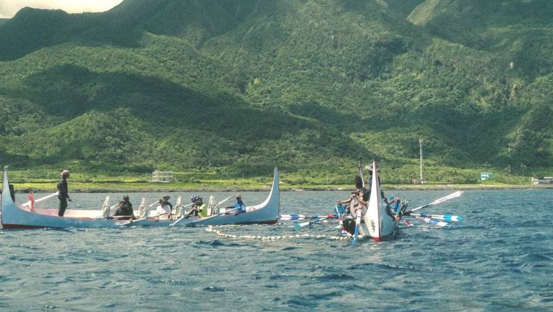 飛魚季划大船-兩艘大船合力張網圍捕飛魚（簡齊儒教授提供）