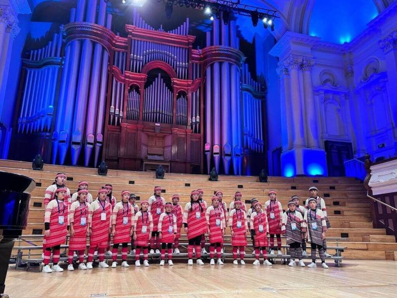 新竹縣五峰鄉桃山國小合唱團團員共25人，年齡為8至16歲，日前到紐西蘭參加第13屆世界合唱大賽，奪公開組童聲合唱組金質獎。（新竹縣政府提供）