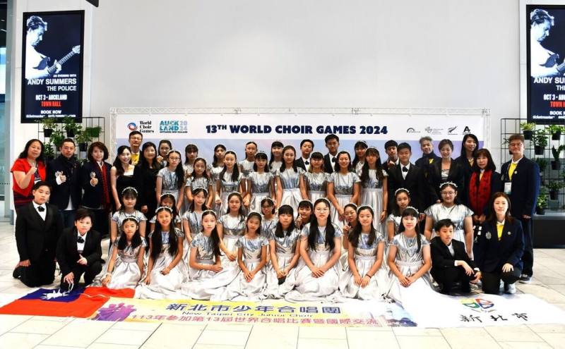 新北市少年合唱團參加堪稱「合唱界奧林匹克」的世界合唱大賽，與世界各地實力強勁團隊一較高下，在激烈競爭中脫穎而出，13日從紐西蘭傳來捷報，獲得公開賽金獎。（教育局提供）