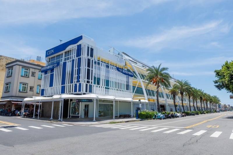 高雄市旗津區旗后觀光市場重新裝修後，市場外牆以落日餘暉為設計概念，並運用不同尺度線形，展現波浪意象與律動感，近期完工啟用。（高雄市經發局提供）