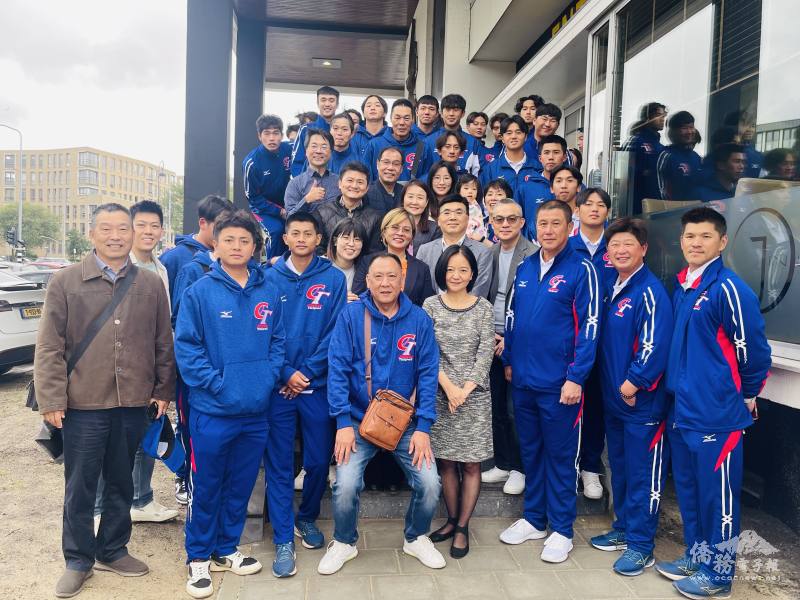 駐荷蘭代表處大使陳欣新（第一排右4）款宴中華代表隊總教練郭李建夫（第一排右3）等全體成員