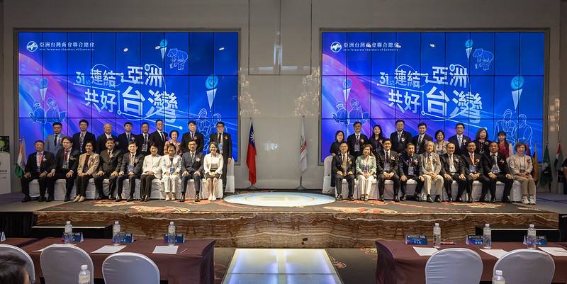 副總統與出席貴賓合影