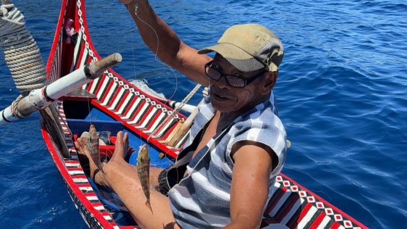 達悟族傳統漁法：以手做魚線捕捉底棲魚類的「傳統魚鉤釣」（身穿傳統服飾的施清嶼耆老）（簡齊儒教授提供）