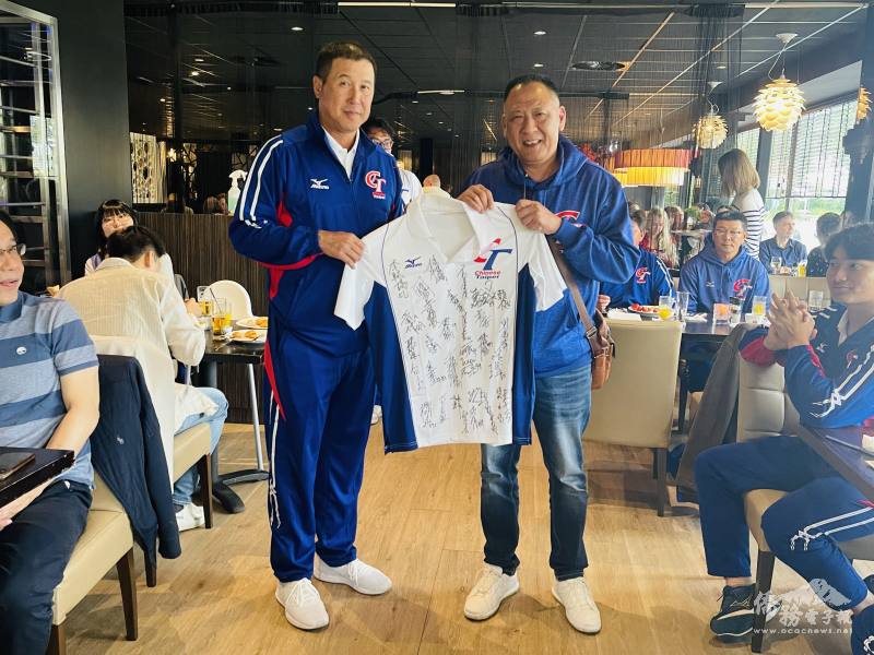 中華隊由總教練郭李建夫代表致送簽名球衣予荷蘭臺灣鄉親聯誼會會長吳名洋（右）