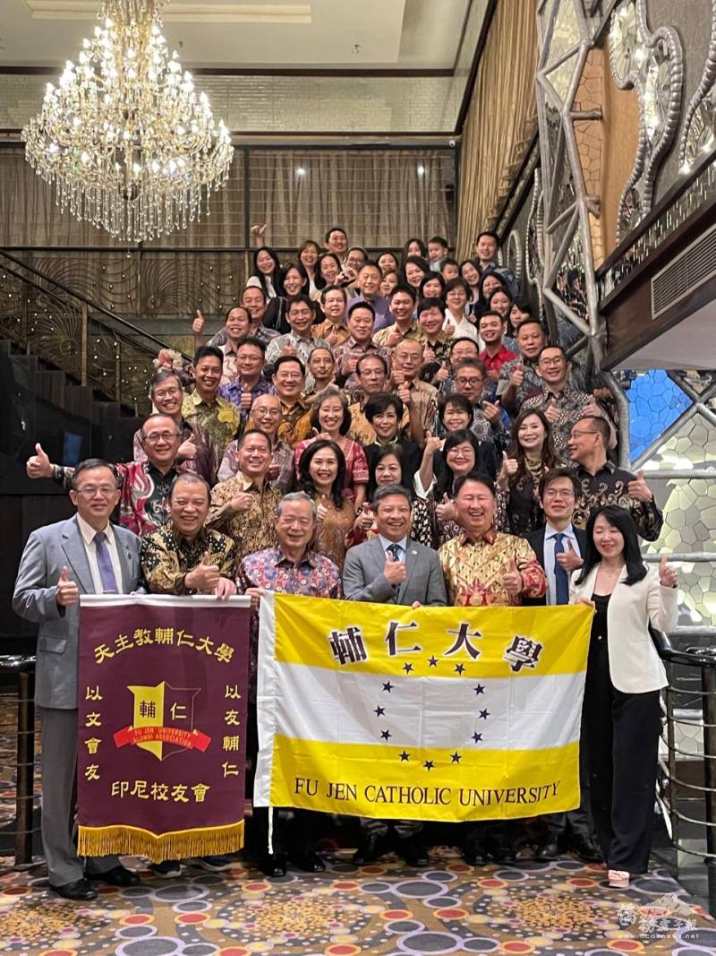 藍易振率團參加輔仁大學印尼校友會2週年慶合影留念(一排左起：輔仁大學主任秘書文上賢、李其倫、陳忠、藍易振、楊儒龍、輔仁大學國際及兩岸教育處國際長林耀南、輔仁大學公共事務室主任陳國珍)