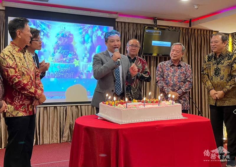 藍易振感謝輔大印尼校友會用心策劃，讓他與校友會一起慶生