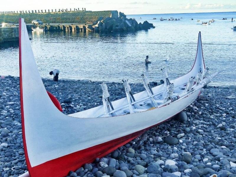 「飛魚季划大船：兩艘大船合作捕飛魚」十人座拼板舟1（林麗英副處長提供）