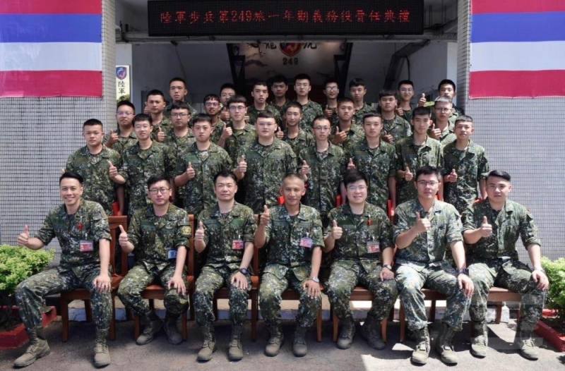 副旅長邱上校與晉任官兵合影留念。（陸軍步兵第249旅提供）