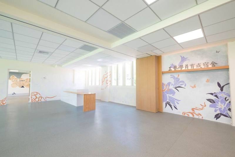 國立台灣工藝研究發展中心整修「工藝學員育成宿舍」近期完工啟用，邀請漆作國手陳協建以牆面為畫布演繹自然和諧之美。（工藝中心提供）