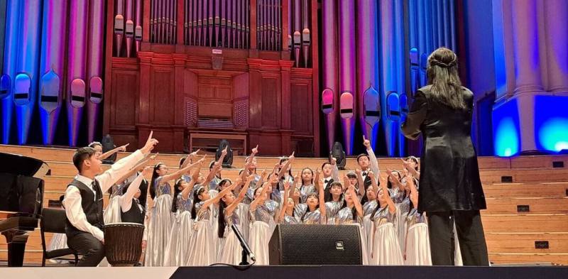 新北市少年合唱團參加堪稱「合唱界奧林匹克」的世界合唱大賽，勇奪金獎殊榮，同時也取得2026年參加冠軍賽門票。（教育局提供）