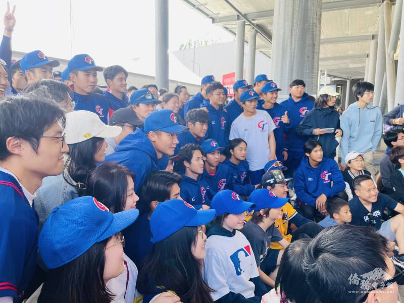 賽後熱情的僑胞與中華隊球員合照