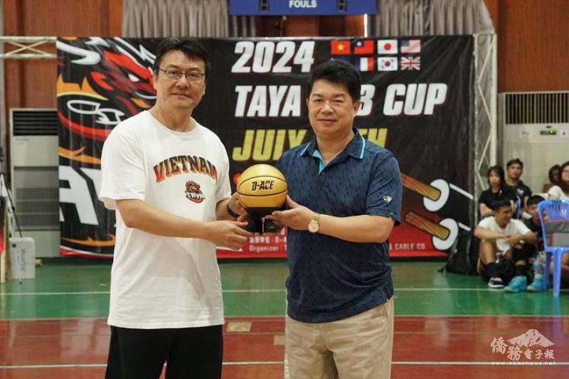 駐胡志明辦事處處長韓國耀與越南大亞電線電纜公司總經理徐敬堯開幕儀式合影