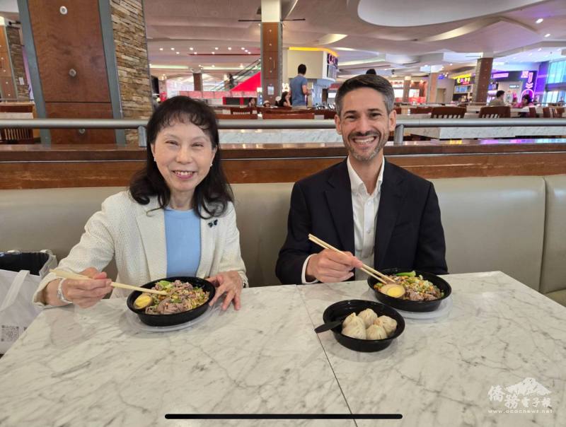 僑務委員李漢文(左)介紹臺灣美食給聖荷西市長馬漢(右)