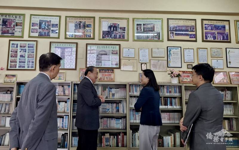 張俊菲仔細聆聽導覽解說