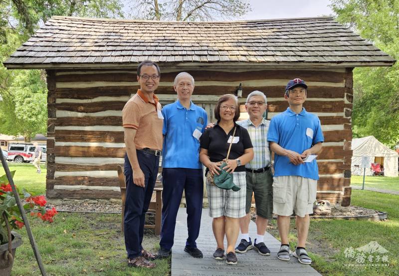會長吳綱華（中）和部分理事
