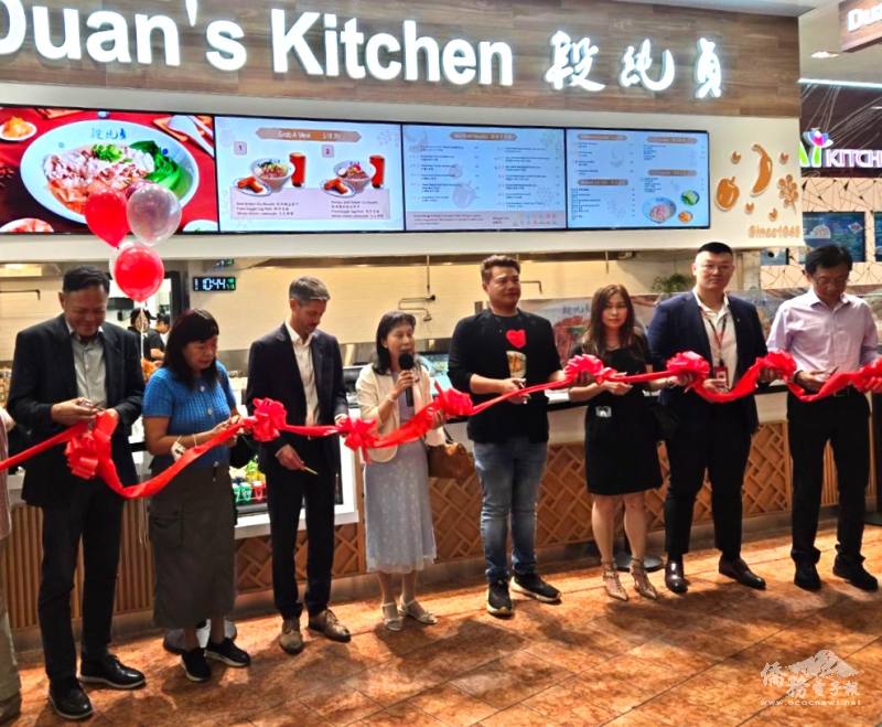 開幕式剪彩。聖荷西市長馬漢(左三)、僑務委員李漢文(左四)、美國段純貞牛肉麵店Oakridge Mall分店的老闆蔡勳璽(右四)