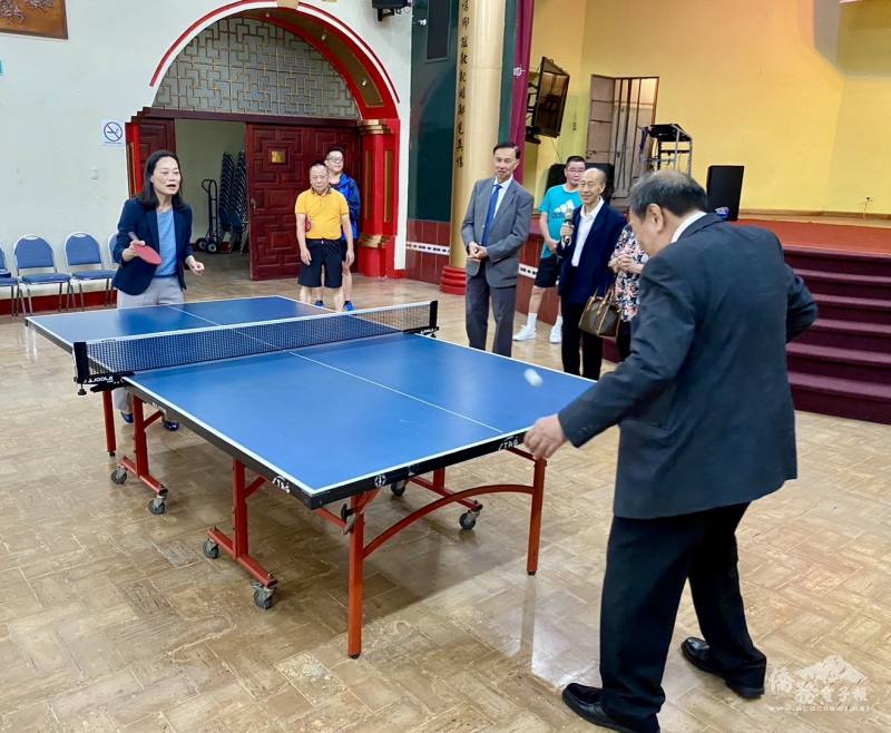 張俊菲與旅瓜地馬拉華僑總會會長陳國榮為球賽開球