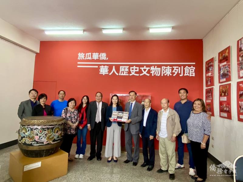 駐瓜地馬拉大使館大使張俊菲參觀瓜地馬拉華人歷史文物陳列館