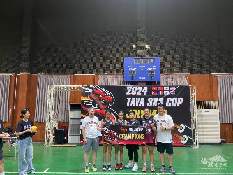 沈尚道與徐敬堯跟女子組冠軍合影。