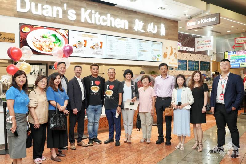 多位僑務榮譽職人員出席開幕儀式，表達對臺灣美食的支持和喜愛