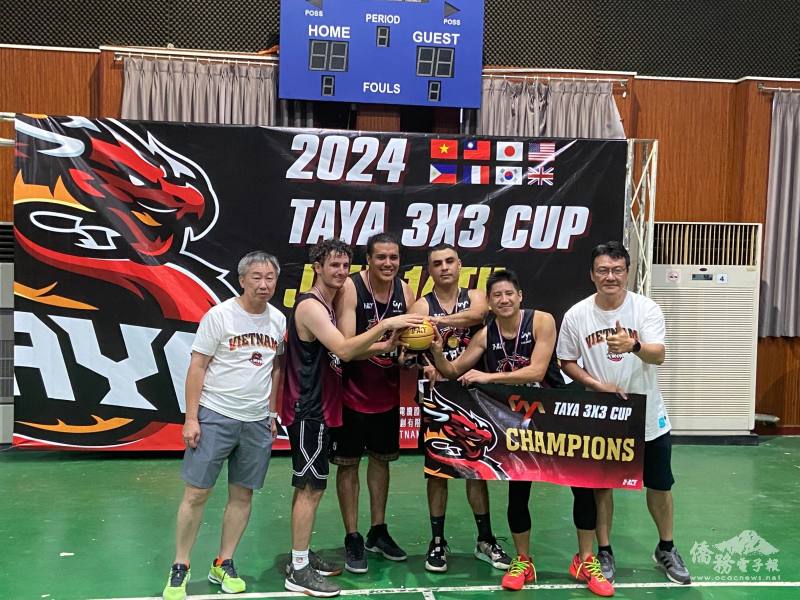 沈尚道與徐敬堯跟男子組冠軍合影。