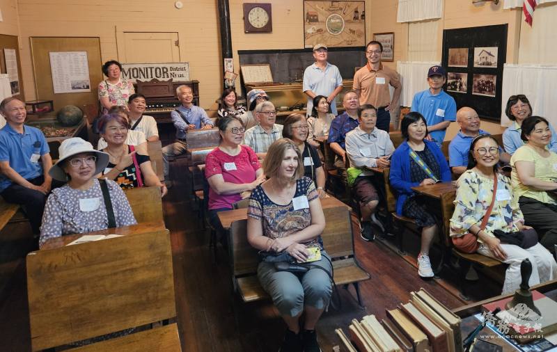 與會嘉賓在有140年歷史的教室裡聆聽博物館導遊解說