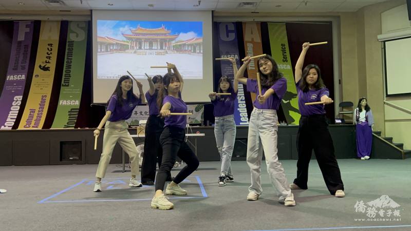 進行原住民舞蹈、模擬廟口鼓陣，以及流行舞曲「你是我的花朵」等三段文化展演