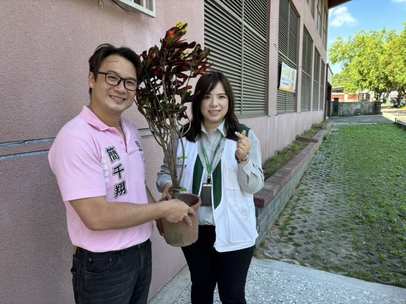 民眾黨南投縣議員簡千翔（左）與幼兒園孩童細心照顧並義賣400多盆變葉木，獲得約新台幣3萬元善款，16日捐給家扶基金會南投家扶中心，由中心主任李雅婷（右）受贈。（簡千翔團隊提供）