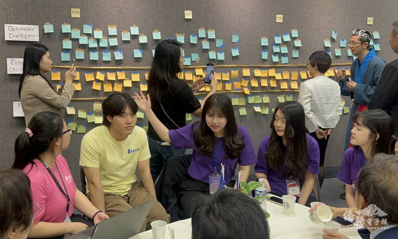 搭僑學員參加「世界咖啡館」活動，與Senior FASCA學員進行不同主題的腦部激盪，僑務委員會委員長徐佳青視察各組討論情形