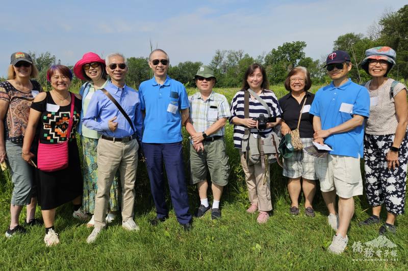 僑務諮詢委員蘇秉輝（左五）、吳綱華（右三）和部分與會嘉賓