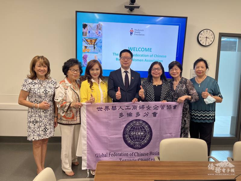 世華多倫多分會及藍柏青於醫院合影