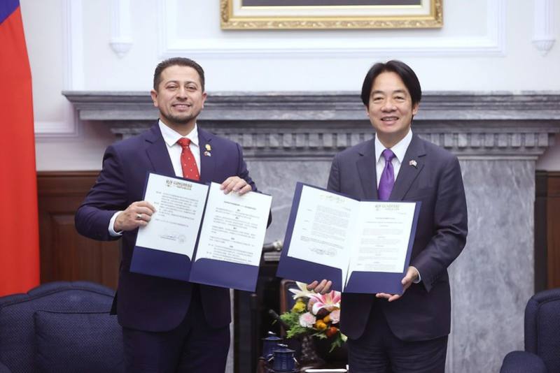 Congress President of Guatemala Nery Abilio Ramos y Ramos presents President Lai with a copy of the resolution passed by the Congress in May supporting Taiwan's participation in international organizations to commemorate the staunch friendship between Tai