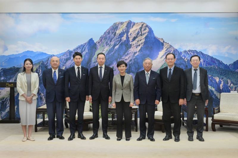 行政院副院長鄭麗君接見日本自民黨台灣政策研究小組召集人鈴木馨祐眾議員一行