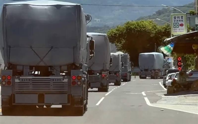 漢光演習22日起將登場，海軍海鋒第二大隊接獲演訓任務後，數輛雄風飛彈機動發射車輛16日中午從花蓮沿著省道台9線進入台東，隨即奔向南迴線，接著逐一轉換據點布署。（民眾提供）