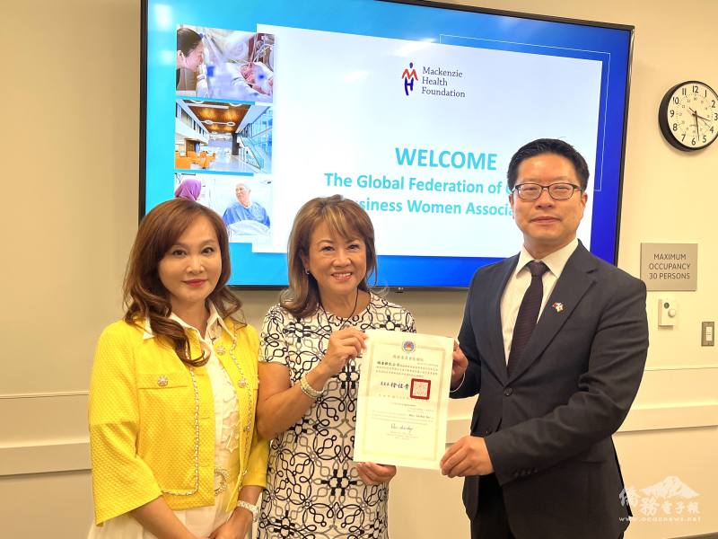 多倫多文教中心主任藍柏青致感謝狀給Mackenzie 醫院董事江文珊，感謝她支持台灣加入WHA 的活動。