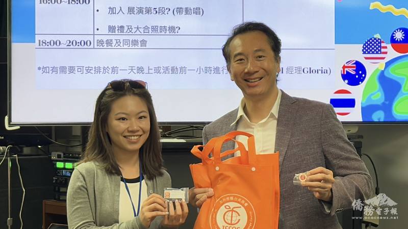 僑務委員陳啟耕（右）贈送紀念品給搭僑計畫訪問團，由團長游季萱代表接受