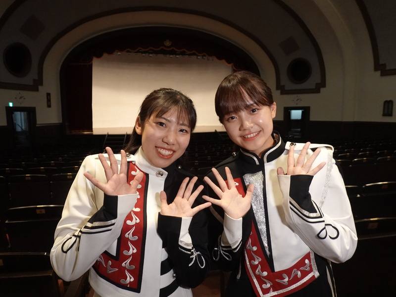 建中樂旗聯隊獲邀到日本交流，16日在早稻田大學演出後，早稻田大學生勝真優美（左）表示共享一段美好時光；西村禮緒奈（右）稱讚表演令她很感動，希望向建中學生學習。