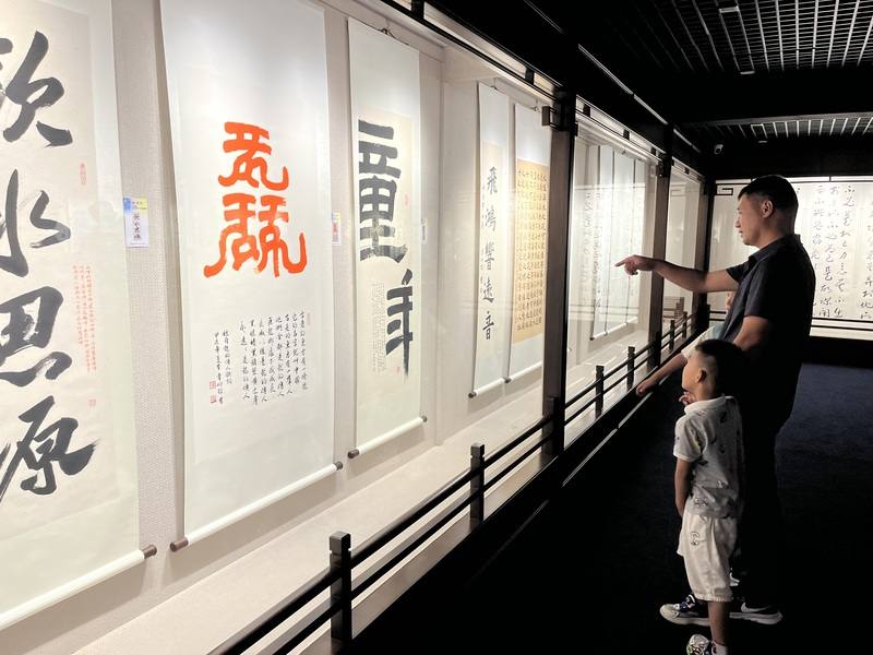 第13屆兩岸藝術新天地論壇系列活動「跨海傳承—台灣書畫作品展」17日在上海豫園聽濤閣開幕，民眾駐足欣賞書法作品。