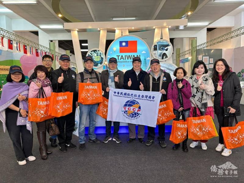 旅巴拉圭臺灣商會亞松森EXPO參訪團於前往臺灣館參觀